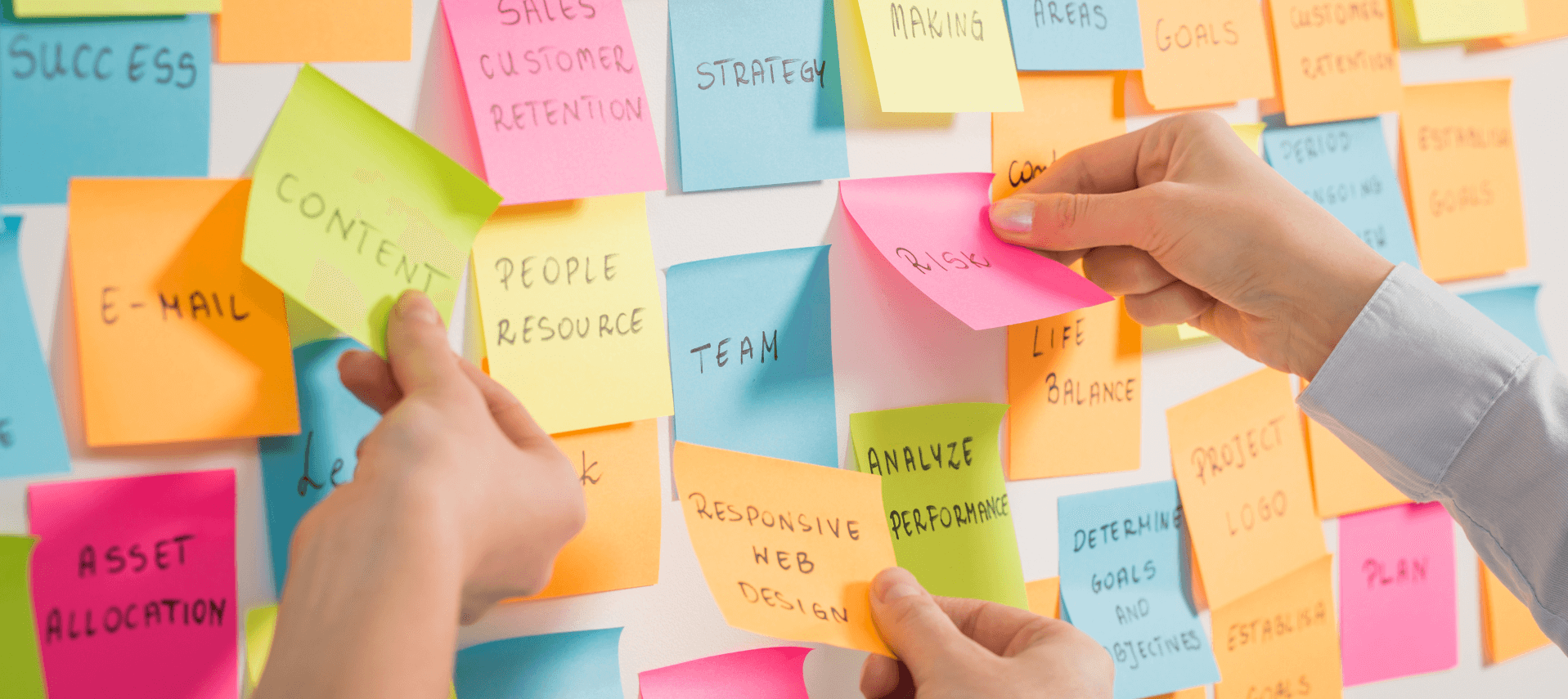 postit zettel an einer Wand